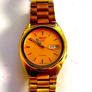 303)  VINTAGE SEIKO 5 AUTOMATIC 7S26-0480 DAY /DATE WINDOW AT 3:00 HOUR MARKER